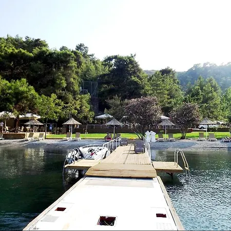 Alesta Yacht Hotel 4*