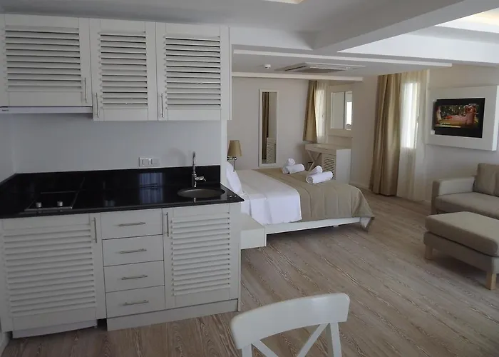 Hotel Alesta Yacht 4*