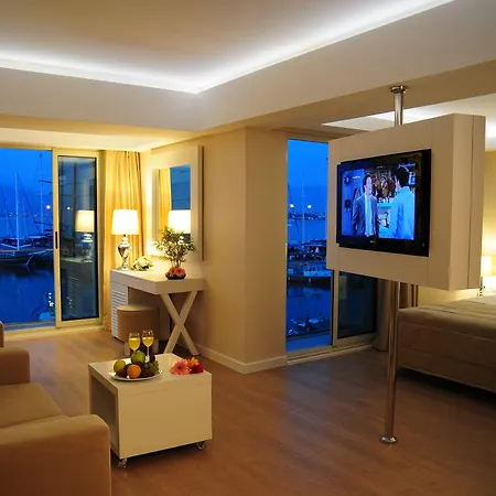 Alesta Yacht Hotel 4*