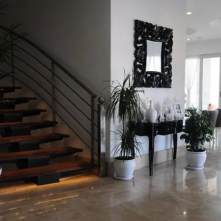 Alesta Yacht Hotel